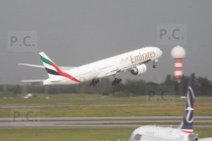 lot logo emirates take-off