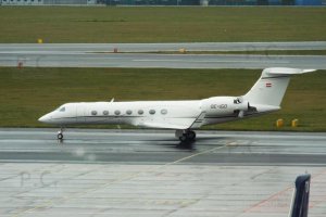 Chopin Airport OE-IGO Gulfstream G550 photo P. Chorazykiewicz.JPG