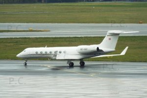 OE-IGO higherthanjumbojets.pl samolot odrzutowy na lotnisku Chopina.JPG