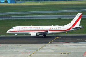 Embraer 175 SP-LIH higherthanjumbojets.pl Chorazykiewicz airplanes photos.JPG