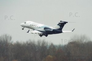 na lotnisku chopina samolot tuż po starcie higherthanjumbojets.pl legacy 500 fot. przemysław chorążykiewicz 16.11.2018.JPG