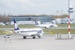 dwa embraery na lotnisku chopina