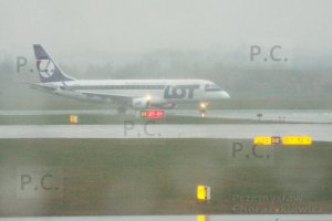 embraer kołuje w nienajlepszej pogodzie