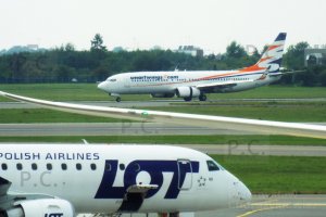 jet dreamliner wing edge green light