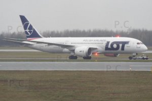 Dreamliner Boeing B 787-8 SP-LRF red lights Chopin.JPG