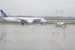 B 787 PLL LOT DHC 8 Eurolot Chopin
