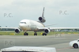 olbrzymi samolot z paczkami