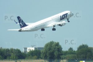 start Embraera na Okęciu fot. Przemysław Chorążykiewicz