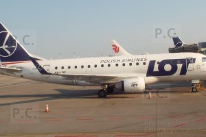 logo LOT na samolocie Embraer