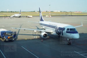 tankowanie Embraera na lotnisku Chopina