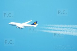 jumbo-jet-over-japanese-sea