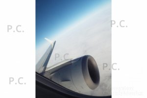 błekitne niebo widziane z samolotu