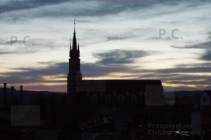 przemyśl zachód słońca kościół, na podłodze którego swastyki są motywem ozdobnym