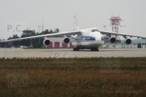 shoulderwing cargo jet Anotonov An-124