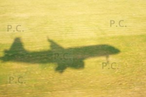 cień nad lotniskiem