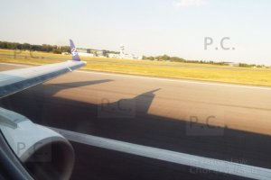 lądowanie Embraera w Warszawie