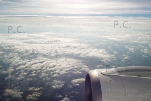 embraer 195 w locie chmury