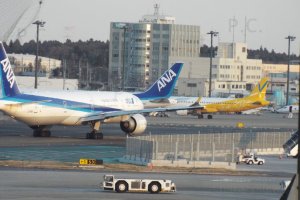 white yellow plane tokyo higherthanjumbojets.pl przemyslaw przemysl