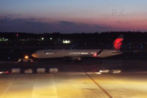 samolot delta w nocy na japońskim lotnisku