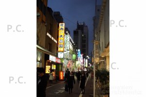 Dzielnica Ueno w nocy - budynki, ludzie, reklamy i księżyc