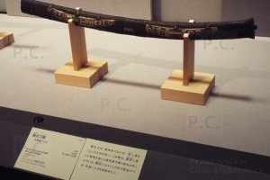 bogato zdobiona pochwa japońskiego miecza