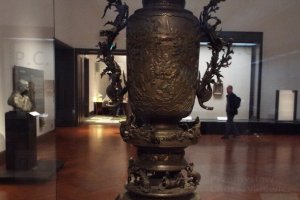 olbrzymia waza z malutkimi ludzikami