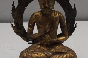 mała brązowa figurka w Tokio