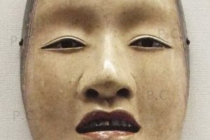 śmieszno straszna maska w muzeum w Tokio