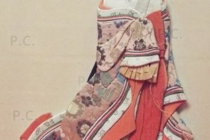 gejsza w długiej sukni