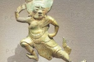 japoński wojownik w podskoku