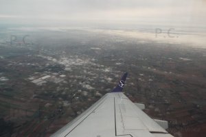 chmury baranki nad ziemią z samolotu