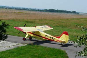 żółto-czerwony samolot