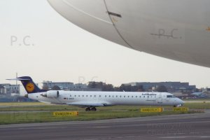 Lufthansa i LOT Embraer Chopin.JPG