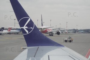 Polish Airlines aircraft higherthanjumbojets.pl internet site photo Przemyslaw Chorazykiewicz.JPG