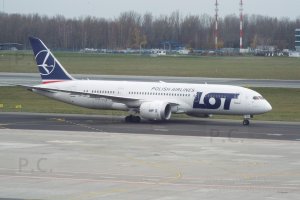 Chopin Airport SP-LRC higherthanjumbojets.pl B 787 Dreamliner PLL LOT photo Przemyslaw Chorazykiewicz.JPG