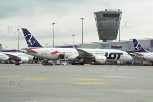 Lotnisko Chopina Boeing B 787 SP-LRH higherthanjumbojets.pl Polish Olympic Committee.JPG