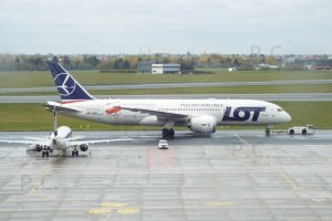 Boeing B 787  higherthanjumbojets.pl Polski Dreamliner na lotnisku Warszawa-Okęcie.JPG