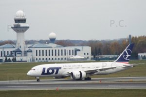 Samolot i kule na wieżach higherthanjumbojets.pl tower balls (spherical structures).JPG