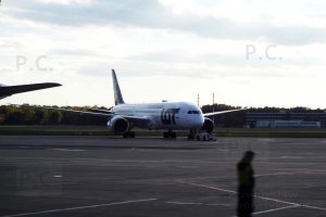 Boeing B 787 Dreamliner SP-LSA  PLL LOT lotnisko Chopina yellow vest blurred man