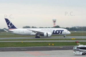 Boeing B 787 Dreamliner PLL LOT SP-LRG Cichociemni Chopin Airport.JPG