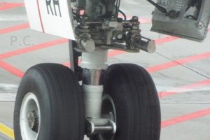 Boeing B 787 podwozie przednie higherthanjumbojets.pl Polish Olympic Committee.JPG