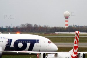 higherthanjumbojets.pl B 787 Q400 Warsaw Chopin photo P. Chorazykiewicz.JPG
