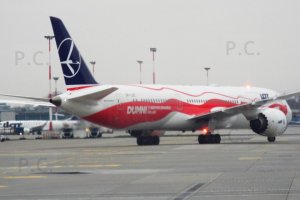 Boeing B 787 Dreamliner PLL LOT photo from taxying Embraer (Przemyslaw Chorazykiewicz).JPG