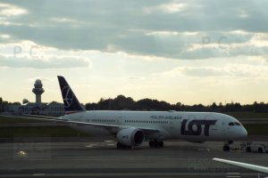higherthanjumbojets.pl clouds tower Boeing B 787 Dreamliner PLL LOT Chopin.JPG