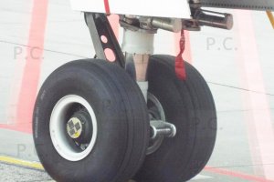 Warsaw Boeing B 787 Dreamliner PLL LOT undercarriage.JPG