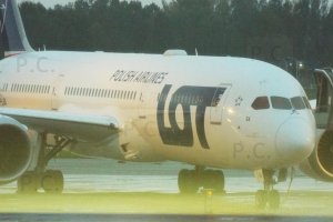 Boeing B 787 Dreamliner PLL LOT lotnisko Chopina.JPG