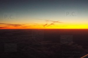 Rzeszów-Jasionka (Warszawa-Okęcie) wschód słońca dawn in flight sunrise Embraer SP-LIO.JPG