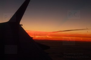 Rzeszów (Warszawa-Okęcie) końcówka skrzydła winglet wschód słońca daybreak flight.JPG