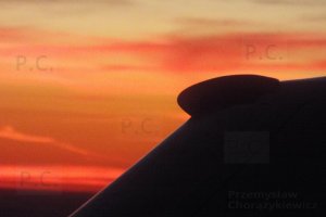 Rzeszów-Jasionka (Warszawa-Okęcie) wschód słońca w locie daybreak mid-air Embraer.JPG