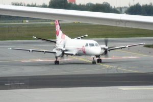 SAAB-340-Sprint-Air pod skrzydłem B 787 Dreamliner PLL LOT Chopin Airport 5-10-18.JPG